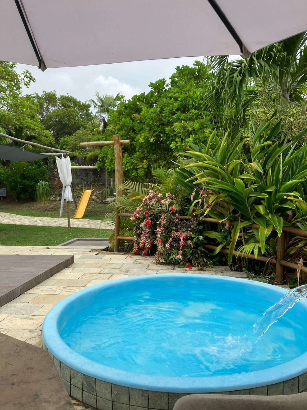 Piscina infantil entre flores