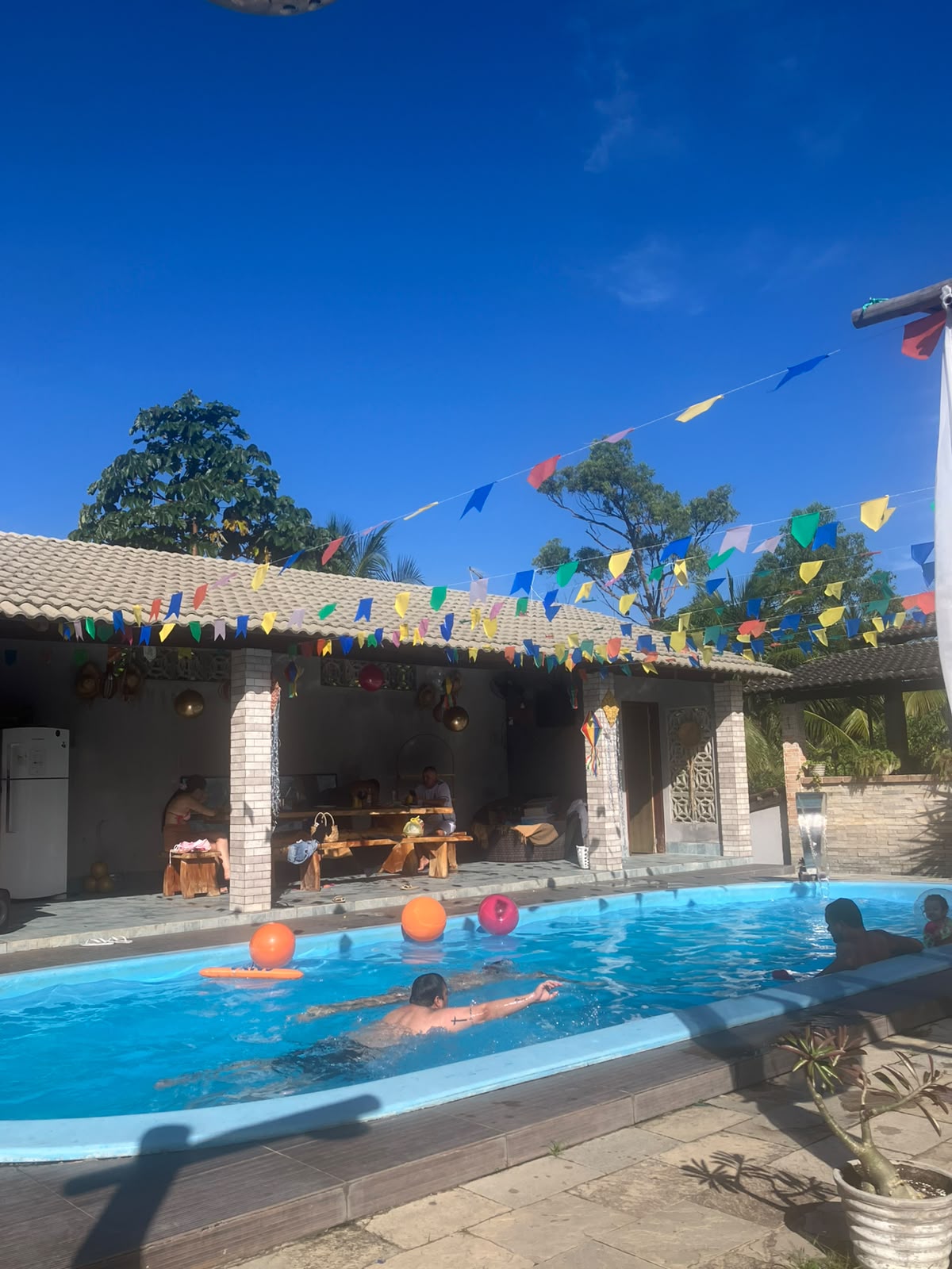 Piscina com hóspedes se divertindo no Recanto Moreira